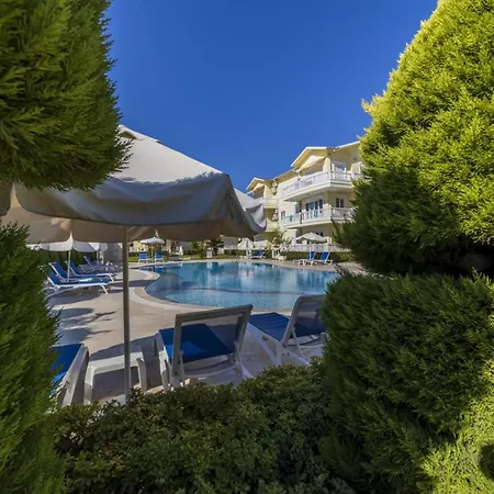 Flat With Balcony And Shared Pool In Apartment *